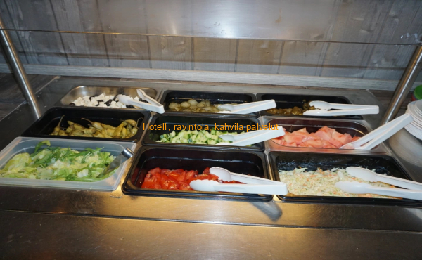 Buffet raikkaat salaatit